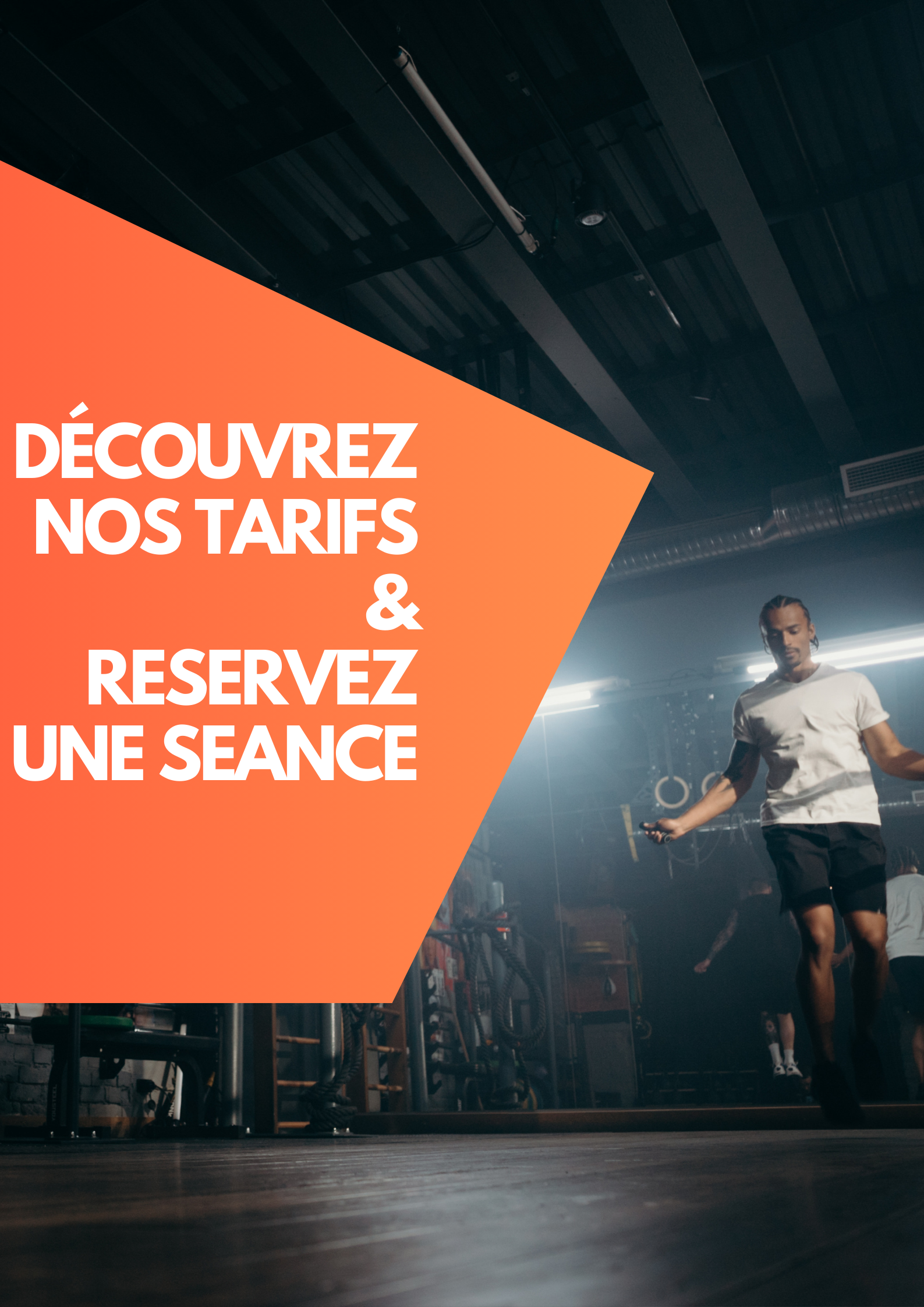 Photo de Pexels. Homme en tenue de sport saute à l'élastique dans une salle de sport